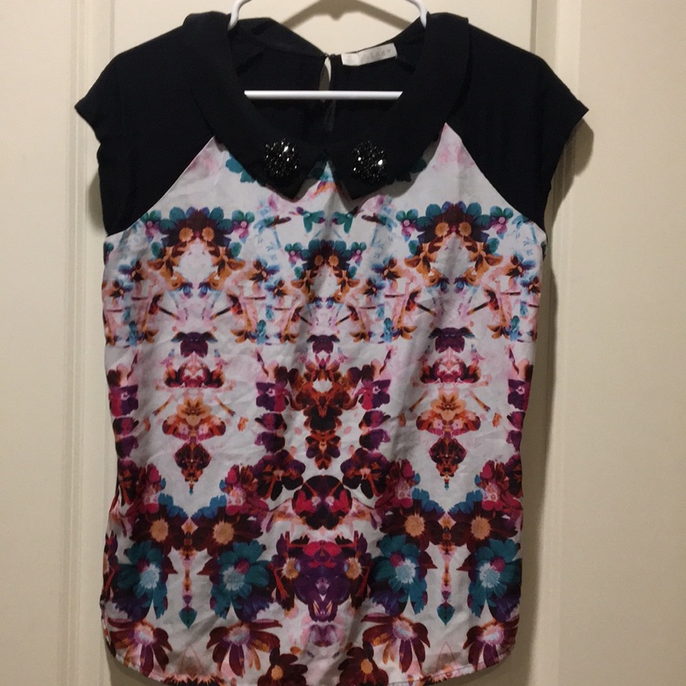 Hinge aztec floral top w/collar brooches cap sleeves keyhole back w/clasp size M